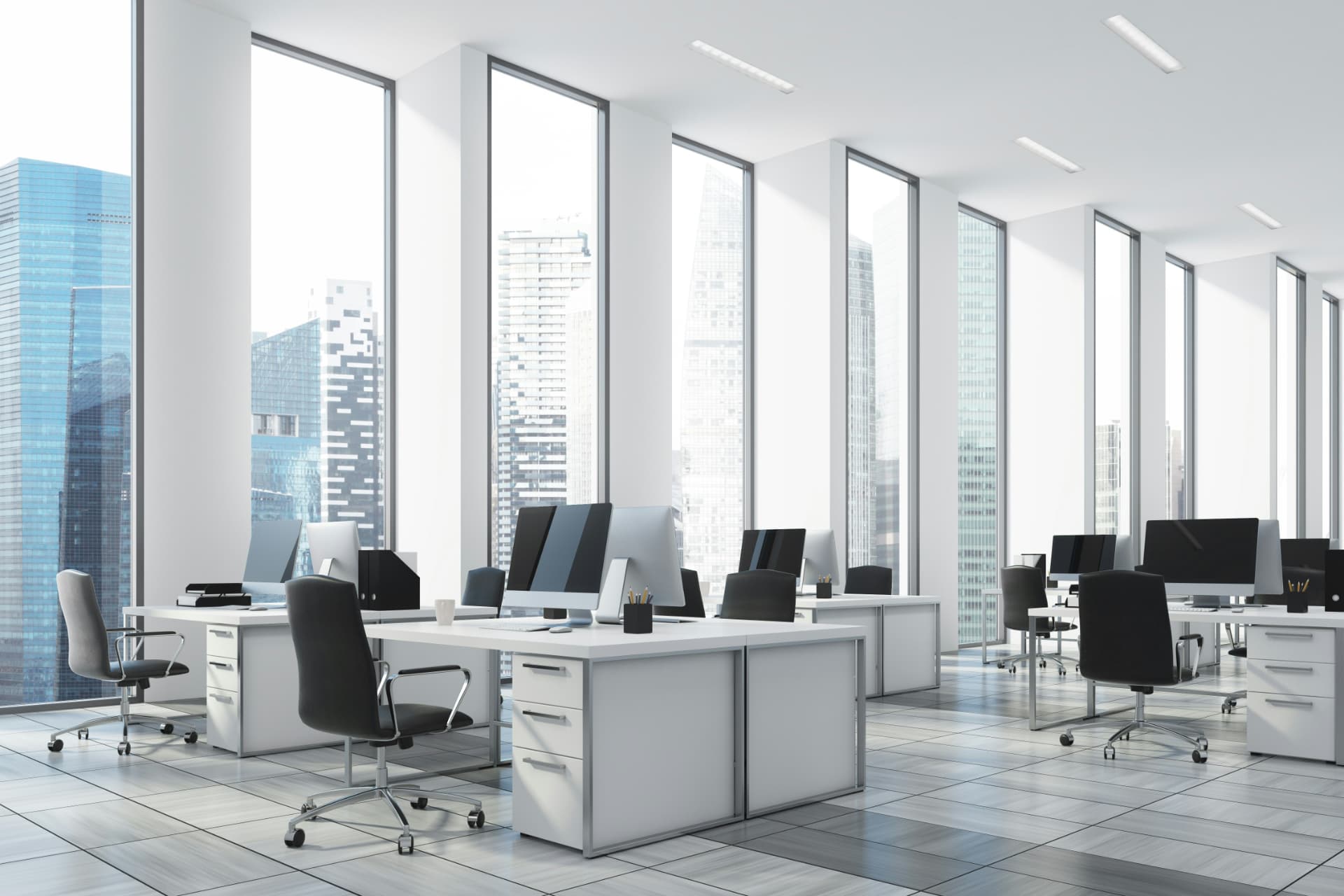 Oficina corporativa moderna, limpia y ordenada con vista a la ciudad