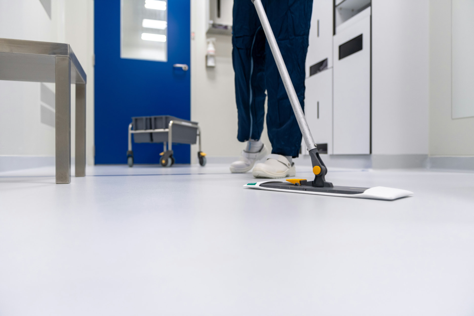 Personal trapeando un piso industrial impecable en una instalación profesional